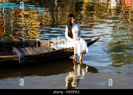 Bella donna vietnamita su una barca a remi in Hoi An,Vietnam Foto Stock