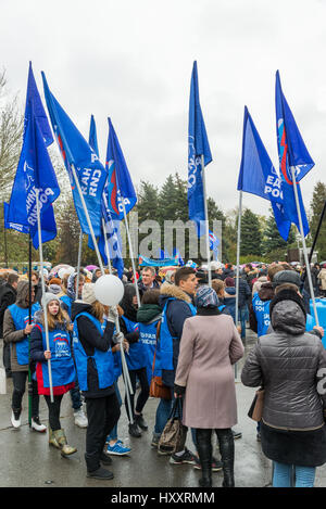 Volgograd, Russia - novembre 04.2016. Le bandiere della Russia Unita partito alla celebrazione del giorno di unità nazionale Foto Stock