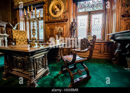 Imponente scrivania in legno nel cabinet di lavoro nel palazzo di Peles, ex castello reale, costruito tra il 1873 e il 1914, si trova vicino alla città di Sinaia in Romania Foto Stock