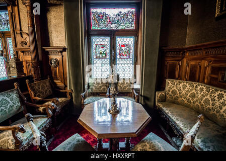 Guest corner nel cabinet di lavoro nel palazzo di Peles, ex castello reale, costruito tra il 1873 e il 1914, si trova vicino alla città di Sinaia in Romania Foto Stock