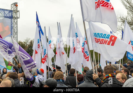 Volgograd, Russia - novembre 04.2016. Flag di guardia giovani - Organizzazione per la gioventù del giorno di unità nazionale Foto Stock