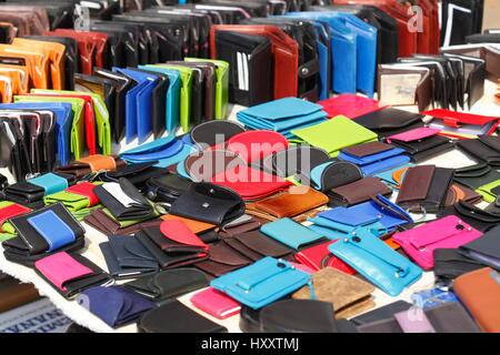 Colorata borse di denaro su un mercato volato in stallo Foto Stock