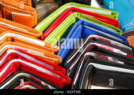 Colorata borse di denaro su un mercato volato in stallo Foto Stock