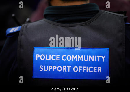 La polizia del sostegno comunitario Officer, badge PCSO sul retro di un giubbotto. Foto Stock