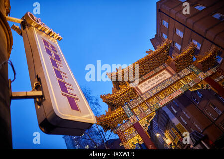 Il Landmark arco cinese nella Chinatown di Manchester Inghilterra,UK Foto Stock