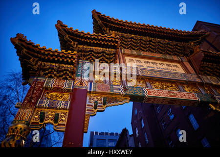 Il Landmark arco cinese nella Chinatown di Manchester Inghilterra,UK Foto Stock