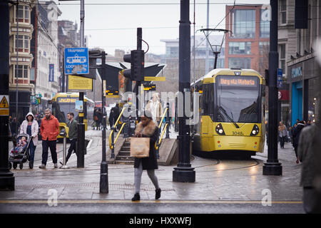 Un giallo tram Metrolink su Market Street Manchester City Centre, England Regno Unito. Foto Stock