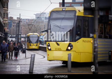 Due gialli tram Metrolink su Market Street Manchester City Centre, England Regno Unito. Foto Stock