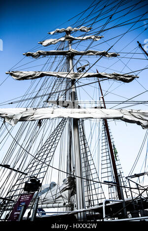 Vele collassato sul montante, grandi yacht a vela nel porto. Foto Stock