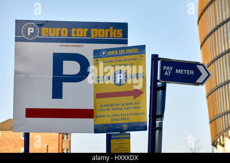 Euro Parcheggi segni in privato, parcheggio, parcheggio auto, Manchester, Inghilterra, Regno Unito. Foto Stock