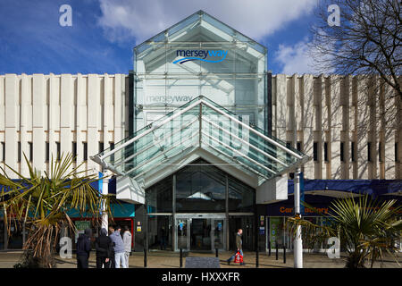 Vetro moderno ingresso principale interno a Stockport Merseyway shopping, Manchester , Chesire, Inghilterra, Regno Unito. Foto Stock
