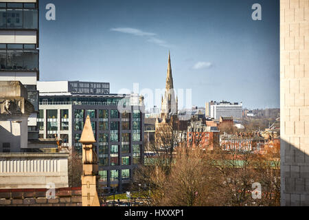 Il nuovo sviluppo Bailey area nel centro della città di Manchester cercando in Salford e la cattedrale sulla skyline, Inghilterra, Regno Unito. Foto Stock