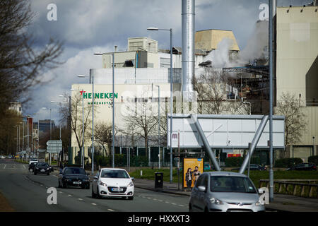 Heineken Birreria Manchester sui principali Princess Parkway Moss Side, South Manchester, Inghilterra, Regno Unito, Foto Stock