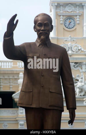 La statua di Ho Chi Minh al di fuori della città di Hall in Ho Chi Minh City, Vietnam Foto Stock