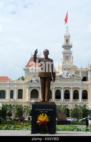 La statua di Ho Chi Minh al di fuori della città di Hall in Ho Chi Minh City, Vietnam Foto Stock