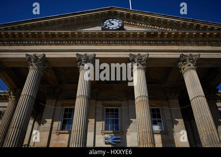 Stazione ferroviaria Edificio esterno, Huddersfield Town Center di un grande mercato comune metropolitan borough Kirklees, West Yorkshire, Inghilterra. Regno Unito. Foto Stock