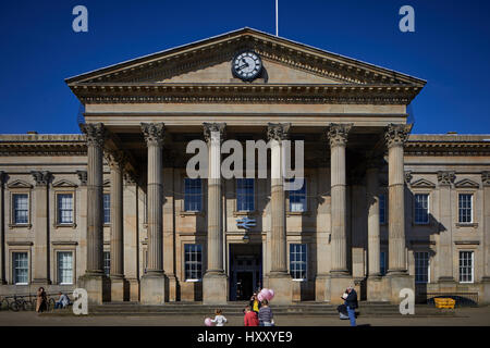 Stazione ferroviaria Edificio esterno, Huddersfield Town Center di un grande mercato comune metropolitan borough Kirklees, West Yorkshire, Inghilterra. Regno Unito. Foto Stock