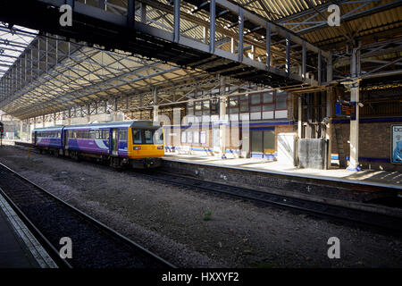 Stazione ferroviaria building interior, Huddersfield Town Center di un grande mercato comune metropolitan borough Kirklees, West Yorkshire, Inghilterra. Regno Unito. Foto Stock