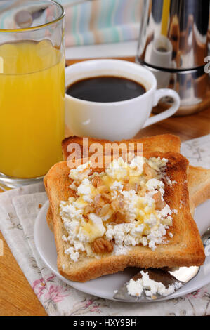 Nitido e toast fresco ricotta, miele e noci per la prima colazione con succo di frutta e caffè Foto Stock