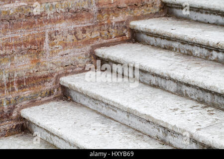 Vecchia scalinata in cemento va vicino al red muro di mattoni Foto Stock