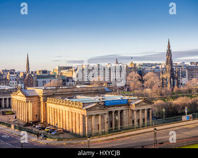 Vista elevata della Scottish National Gallery sul Mound con il Monumento Scott sulla destra. Edimburgo, Scozia, Regno Unito. Foto Stock