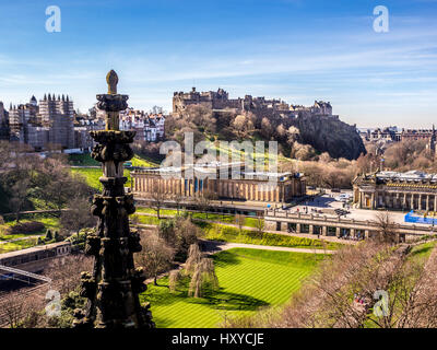 Il Castello di Edimburgo. Scottish National Gallery, visti dal monumento di Scott, Edimburgo, Scozia, Regno Unito. Foto Stock