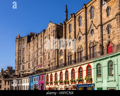 Negozi colorati di Victoria Street nel centro storico di Edimburgo, Scozia. Foto Stock