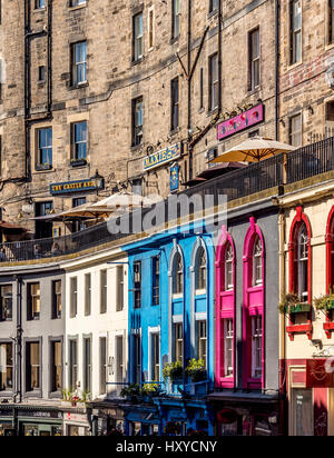 Negozio coloratissimo fronti in Victoria Street, parte della città vecchia, Edimburgo, Scozia. Foto Stock