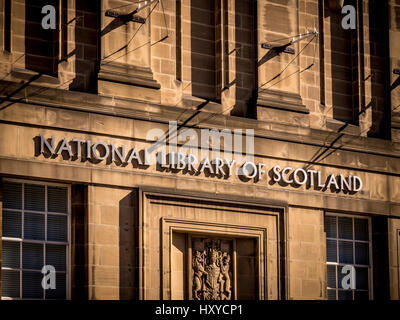 Primo piano della facciata esterna della Biblioteca Nazionale di Scozia, situata sul Ponte George IV, Edimburgo, Scozia. Foto Stock