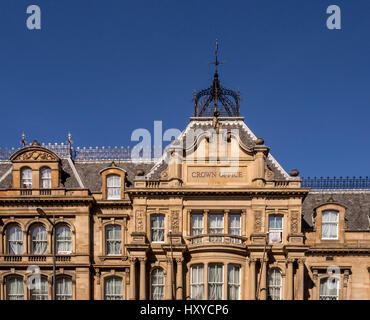 Facciata esterna a piano superiore dell'edificio Crown Office, Old Town, Edinburgh, Scotland. Vista contro un cielo blu senza nuvole. Foto Stock