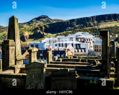 Lapidi nel terreno di sepoltura di New Calton con l'edificio del Parlamento scozzese e la sede di Arthur in lontananza. Holyrood, Edimburgo. Foto Stock