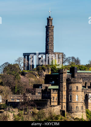 Il Monumento Nelson e il Monumento Nazionale della Scozia con la Casa dei Governatori in primo piano, Calton Hill, Edimburgo, Scozia. Foto Stock