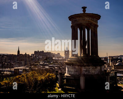 Vista di Edimburgo da Calton Hill con il monumento Dugald Stewart in primo piano. Foto Stock