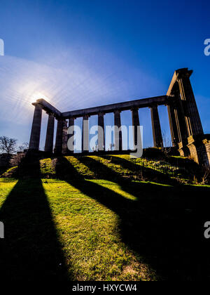 Monumento nazionale della Scozia che si staglia contro un cielo blu. Calton Hill, Edimburgo, Scozia. Foto Stock