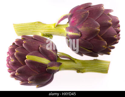 Angolo di alta vista di un primo piano di due carciofi Foto Stock