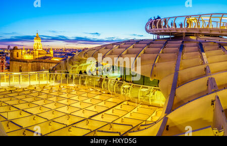 Dalla parte superiore dello spazio Metropol Parasol (Setas de Sevilla) si ha la migliore vista della città di Siviglia, Spagna. Esso fornisce un unico angolo oltre th Foto Stock