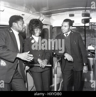 Anni Settanta, storico su una pausa, tre autobus equipaggio, di origine caraibica, chat insieme all'interno di un bus presso la croce nuovo deposito autobus, Lewisham, Londra, Inghilterra, Regno Unito. Foto Stock