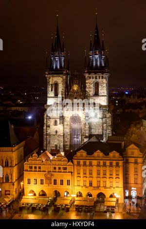 Una veduta della chiesa di Nostra Signora di Tyn in piazza della città vecchia di Praga dalla Torre. Foto Stock