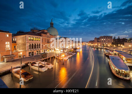La notte scende sul canal Grande a Venezia, Italia. Foto Stock