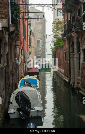 Mattinata nebbiosa su un canale nel sestiere di San Marco, Venezia, Italia. Foto Stock