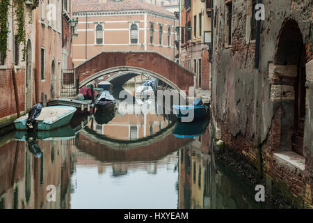Foschia mattutina su un canale nel sestiere di San Marco, Venezia, Italia. Foto Stock
