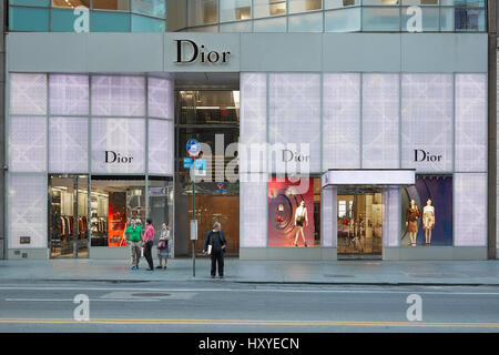 Negozio Christian Dior accesa al crepuscolo in 57 th Street il 12 settembre 2016 a New York. Dior è una casa di moda fondata nel Foto Stock