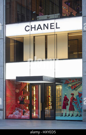 Chanel shop esterno illuminato in 57 th Street la sera del 12 settembre 2016 a New York. Chanel è una casa di moda Foto Stock