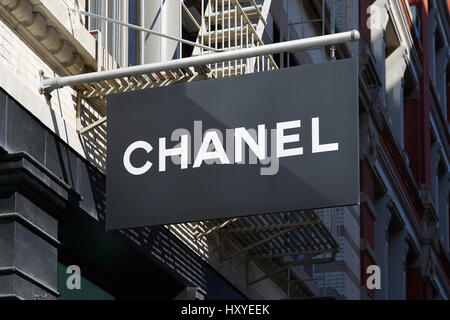 Chanel store segno nero nella molla 139 st, Soho in una giornata di sole il 7 settembre 2016 a New York. Chanel è una casa di moda te Foto Stock
