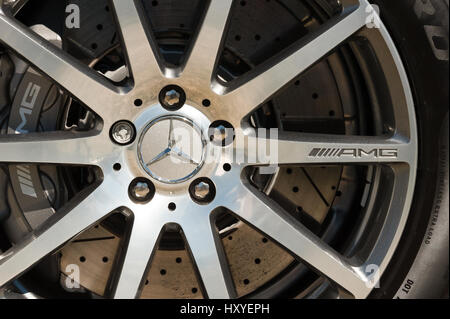 Lyndhurst, Hampshire, Regno Unito - 25 agosto 2016: primo piano della ruota e il gruppo del freno su un lusso AMG Mercedes modello di automobile. Foto Stock