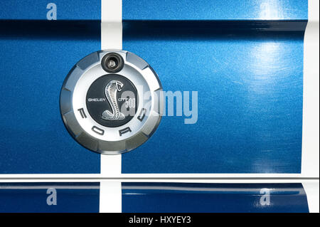 Rushmoor, Regno Unito - 25 Marzo 2016: monogramma veicolo closeup di una Ford Mustang Shelby GT500 muscle car. Foto Stock