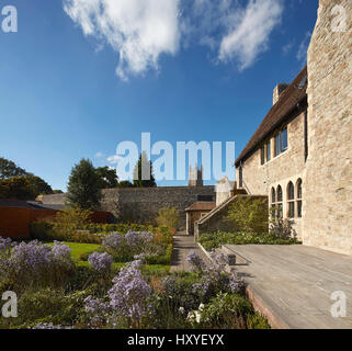 Vista attraverso il giardino con Il Grade ii Listed è un edificio da William Butterfield e muro di cinta. Casa Kingsdown, King's Canterbury Canterbury, Regno Kin Foto Stock