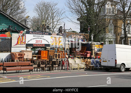 Aladin's Cave, una seconda mano furniture store a Lewisham, a sud-est di Londra. Famoso per il confezionamento di pavimentazione usato con prodotti per uso domestico Foto Stock