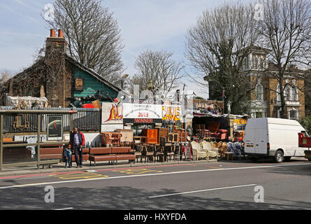 Aladin's Cave, una seconda mano furniture store a Lewisham, a sud-est di Londra. Famoso per il confezionamento di pavimentazione usato con prodotti per uso domestico Foto Stock