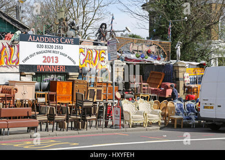 Aladin's Cave, una seconda mano furniture store a Lewisham, a sud-est di Londra. Famoso per il confezionamento di pavimentazione usato con prodotti per uso domestico Foto Stock